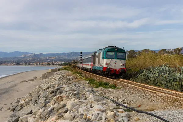 Reggio Di Calabria Centrale 'den Taranto' ya IC 564 ile D445.