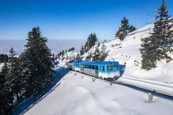 Kış boyunca Rigi Dağı 'nın tepesinde Bhe 24 tipi bir tren görülüyor..