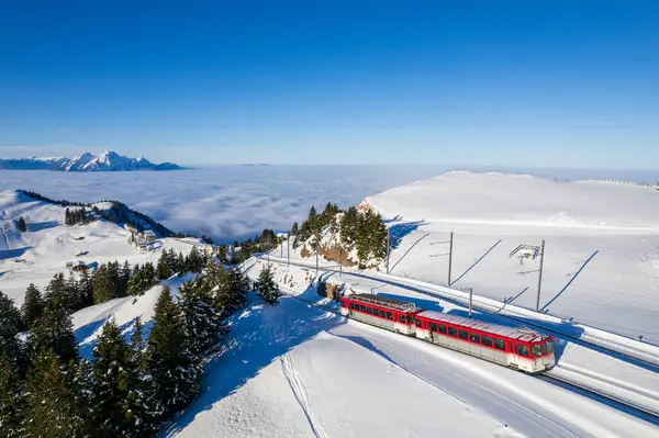 Kış boyunca Rigi Dağı 'nın tepesinde Bhe 44 tipi bir tren görüldü..