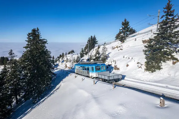 Kış boyunca Rigi Dağı 'nın tepesinde Bhe 24 tipi bir tren görülüyor..