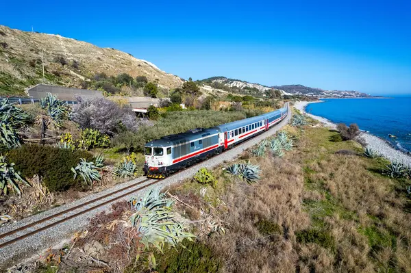 Taranto 'dan Reggio Di Calabria Centrale IC 558 ile D445.