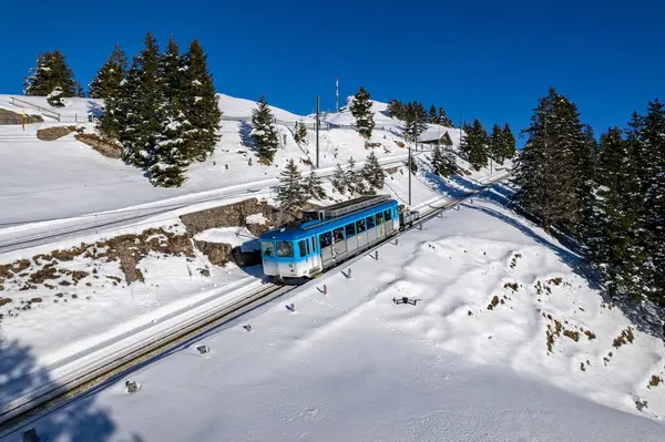 Rigibahn Dağı 'ndan Rigi Dağı' na giden mavi tren, Rigi Kloesterli yolunda görüldü..
