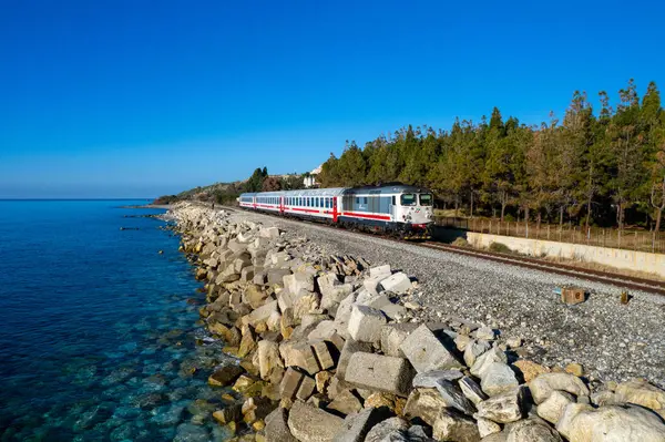 Reggio Di Calabria Centrale 'den Taranto' ya IC 564 ile D445.
