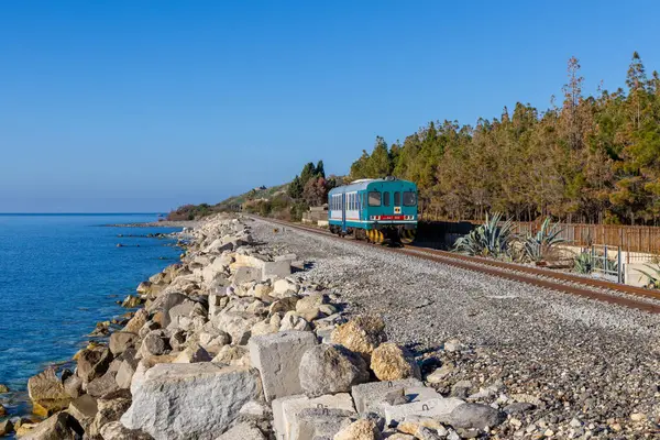 FS ALN 663 1011 Güney İtalya kıyı kasabalarına bölgesel hizmet sunmaktadır..