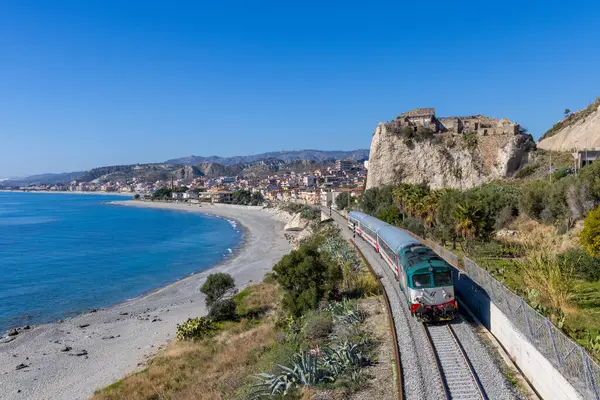 Reggio Di Calabria Centrale 'den Taranto' ya IC 556 ile D445.
