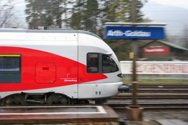 İsviçre 'nin güneydoğu demiryollarının RAB 526 tipi treni Arth-Goldau istasyonundan ayrılıyor..