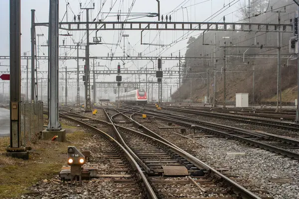 İsviçre Federal Demiryolları 'ndan ICN RABDe 500 tipi bir tren yaklaşıyor..