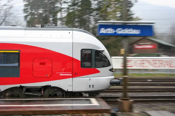 İsviçre 'nin güneydoğu demiryollarının RAB 526 tipi treni Arth-Goldau istasyonundan ayrılıyor..