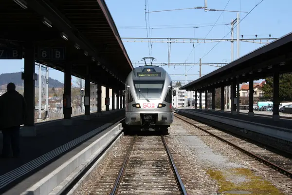 Üretici firma Stadlerrail 'den RAB tipi 526 FLIRT tipi bir SOB treni Einsiedeln ana istasyonunda durmaya hazırlanıyor.