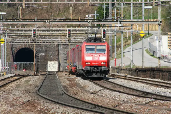 Güney İsviçre 'de BR185 tipi lokomotiflere sahip Alman yük treni görüldü..