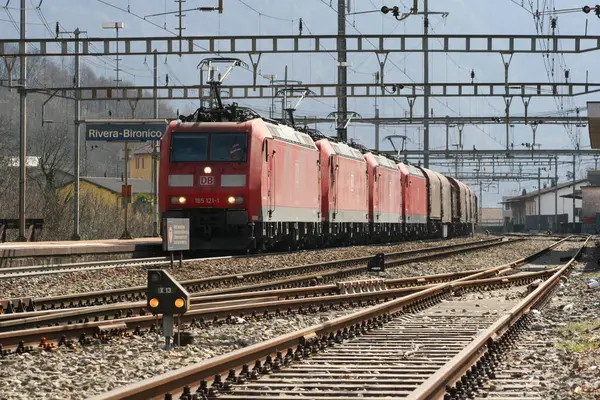 Güney İsviçre 'de BR185 tipi lokomotiflere sahip Alman yük treni görüldü..