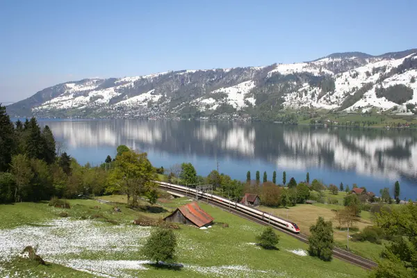 Bir SBB tren tipi RABDe 500 veya ICN göl zug üzerinde görülmektedir.