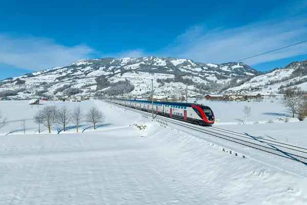 İsviçre ulusal demiryolları tarafından işletilen bir twindexx treni İsviçre 'nin merkezindeki Steinen yakınlarında fotoğraflanmıştır. Hedefi Tikino, İsviçre 'nin güneyinde..