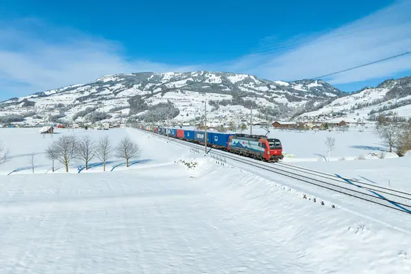 İtalya 'ya giden uluslararası bir yük treni İsviçre' de fotoğraflanmıştır. Vecrton tipi lokomotif SBB Cargo International 'a kiralandı ve Siemens tarafından inşa edildi..