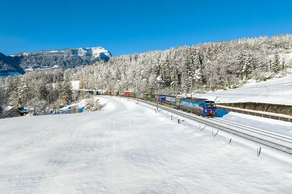 İsviçre federal demiryolları tarafından işletilen ve İtalya 'ya giden uluslararası bir yük treni Goldau yakınlarındaki merkez İsviçre' de görüldü.. 