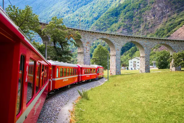 Graubuenden bölgesindeki efsanevi brusia viyadük altında seyahat etmek.