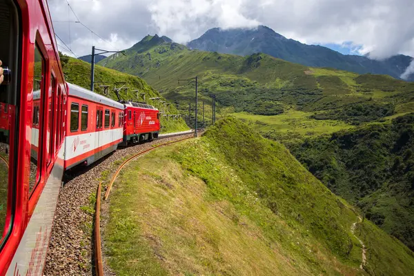 Bir tren dolusu madde boynuzuyla andermatt 'tan desentis' e giden bir tren var..