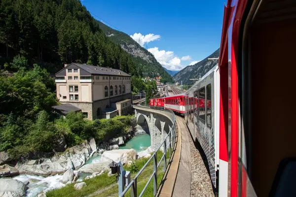 Bir tren dolusu madde boynuzuna bindi Andermatt 'tan Goeschenen' e giden demiryoluna girdi..