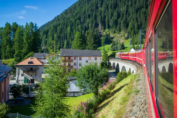 Rhaetian demiryollarındaki Alpler 'den tren yolculuğu.