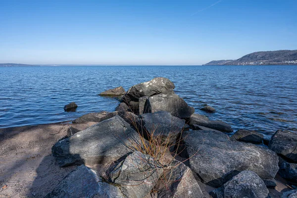 Göldeki Bir Dalga Kırıcının Parçası Olarak Kayalar Fotoğraf Sveç Vattern — Stok fotoğraf