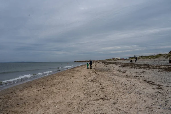 Października 2021 Gilleleje Dania Ludzie Spędzają Niedzielne Popołudnie Spacerując Plaży — Zdjęcie stockowe