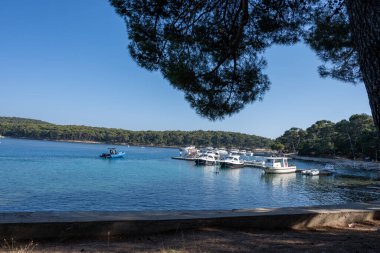Osor köyünde bir okyanus körfezi, Losinj adası, Adriyatik Denizi, Hırvatistan