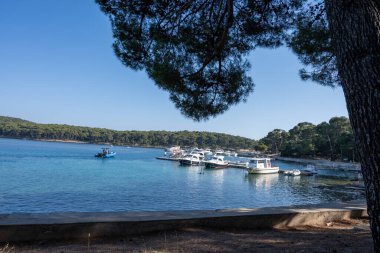 Osor köyünde bir okyanus körfezi, Losinj adası, Adriyatik Denizi, Hırvatistan