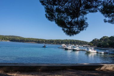 Osor köyünde bir okyanus körfezi, Losinj adası, Adriyatik Denizi, Hırvatistan
