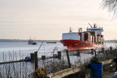 Kiel, Almanya - 22 Şubat 2022: Baltık Denizi 'nden Kiel Kanalı' na bir deniz gemisi giriyor. Kiel Kanalı Baltık Denizi 'ni Kuzey Denizi' ne bağlıyor.