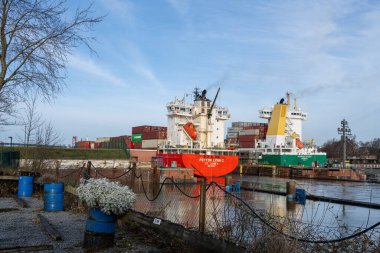 Kiel, Almanya - 22 Şubat 2022: Baltık Denizi 'nden Kiel Kanalı' na bir deniz gemisi giriyor. Kiel Kanalı Baltık Denizi 'ni Kuzey Denizi' ne bağlıyor.