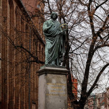 2 Ocak 2021 - Polonya 'nın Torun kenti: Polonyalı matematikçi ve astronom Nicolaus Kopernik' in bronz heykeli. Torun onun doğduğu yer ve UNESCO Dünya Mirası Bölgesi