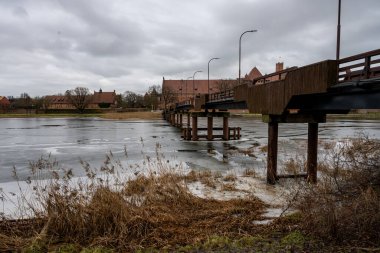 Polonya 'nın Malbork kentindeki Nogat Nehri üzerinde bir köprü. Tötonik Düzen 'in bu ortaçağ Şatosu, kara bölgesi ve UNESCO Dünya Mirası Alanıyla ölçülen dünyanın en büyük şatosudur.