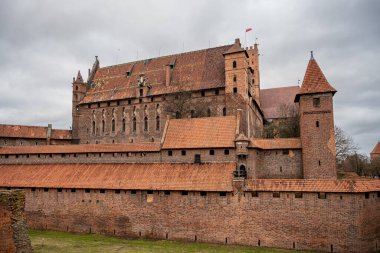 Polonya 'nın Pomerania bölgesindeki Malbork' taki Töton Düzeni 'nin Ortaçağ Kalesi. Burası dünyanın en büyük şatosu. Arazi ve UNESCO Dünya Mirasları Alanı ile ölçülüyor.