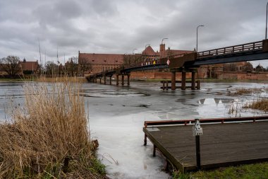 Polonya 'nın Malbork kentindeki Nogat Nehri üzerinde bir köprü. Tötonik Düzen 'in bu ortaçağ Şatosu, kara bölgesi ve UNESCO Dünya Mirası Alanıyla ölçülen dünyanın en büyük şatosudur.