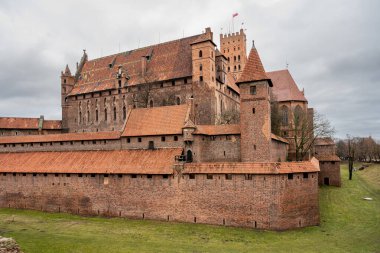 Polonya 'nın Pomerania bölgesindeki Malbork' taki Töton Düzeni 'nin Ortaçağ Kalesi. Burası dünyanın en büyük şatosu. Arazi ve UNESCO Dünya Mirasları Alanı ile ölçülüyor.