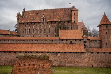 Polonya 'nın Pomerania bölgesindeki Malbork' taki Töton Düzeni 'nin Ortaçağ Kalesi. Burası dünyanın en büyük şatosu. Arazi ve UNESCO Dünya Mirasları Alanı ile ölçülüyor.