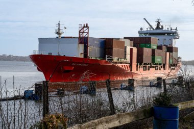 Kiel, Almanya - 22 Şubat 2022: Baltık Denizi 'nden Kiel Kanalı' na bir deniz gemisi giriyor. Kiel Kanalı Baltık Denizi 'ni Kuzey Denizi' ne bağlıyor.