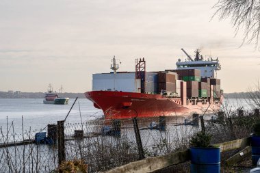 Kiel, Almanya - 22 Şubat 2022: Baltık Denizi 'nden Kiel Kanalı' na bir deniz gemisi giriyor. Kiel Kanalı Baltık Denizi 'ni Kuzey Denizi' ne bağlıyor.