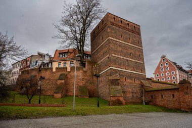 2 Ocak 2021 - Torun, Polonya: Eski kentteki eğik kule. Burası Polonya 'nın kuzeyindeki Vistula Nehri üzerinde tarihi bir şehir ve UNESCO Dünya Mirası Alanı.