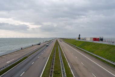 Afsluitdijk Hollanda 'da büyük bir baraj ve geçittir. Büyük Zuiderzee Fabrikası 'nın temel bir parçasıdır, Kuzey Denizi' nin tuzlu suyunu engeller ve onu bir tatlı su gölüne çevirir.