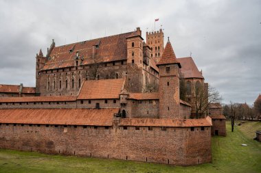 Polonya 'nın Pomerania bölgesindeki Malbork' taki Töton Düzeni 'nin Ortaçağ Kalesi. Burası dünyanın en büyük şatosu. Arazi ve UNESCO Dünya Mirasları Alanı ile ölçülüyor.