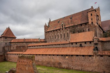 Polonya 'nın Pomerania bölgesindeki Malbork' taki Töton Düzeni 'nin Ortaçağ Kalesi. Burası dünyanın en büyük şatosu. Arazi ve UNESCO Dünya Mirasları Alanı ile ölçülüyor.