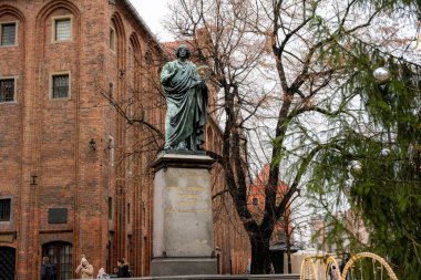 2 Ocak 2021 - Polonya 'nın Torun kenti: Polonyalı matematikçi ve astronom Nicolaus Kopernik' in bronz heykeli. Torun onun doğduğu yer ve UNESCO Dünya Mirası Bölgesi