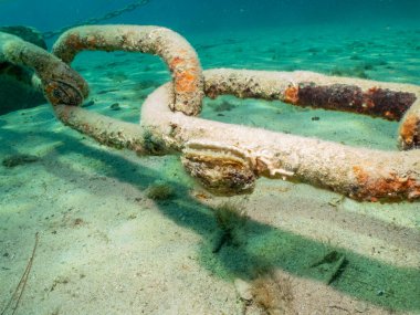 Hırvatistan 'ın Losinj kenti yakınlarındaki Adriyatik Denizi' nin dibinde demirleme zinciri. Arka planda kum ve turkuaz su