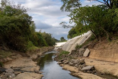 Filipinler, Cavite 'deki Ylang Nehri alçak su seviyesinde. Nehir kıyıları, bölgede sel baskınını önlemek için muazzam miktarlarda su yutabilecek şekilde inşa edilmiştir.