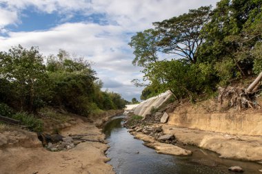 Filipinler, Cavite 'deki Ylang Nehri alçak su seviyesinde. Nehir kıyıları, bölgede sel baskınını önlemek için muazzam miktarlarda su yutabilecek şekilde inşa edilmiştir.