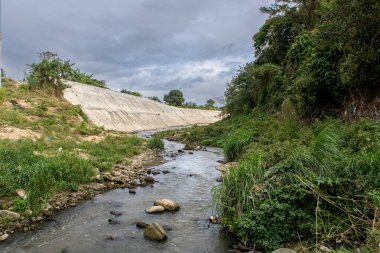 Filipinler, Cavite 'deki Ylang Nehri alçak su seviyesinde. Nehir kıyıları, bölgede sel baskınını önlemek için muazzam miktarlarda su yutabilecek şekilde inşa edilmiştir.