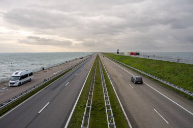 Afsluitdijk Hollanda 'da büyük bir baraj ve geçittir. Büyük Zuiderzee Fabrikası 'nın temel bir parçasıdır, Kuzey Denizi' nin tuzlu suyunu engeller ve onu bir tatlı su gölüne çevirir.