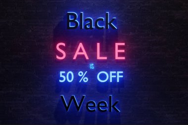Kara Cuma afişi. Duvardaki neon mesajlarda% 50 'ye kadar indirim var. 3 Boyutlu resimleme.