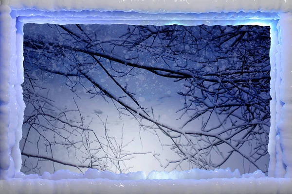 Zmrzlé Vánoční Zimní Okno Padajícím Sněhem Oustide Vykreslování — Stock fotografie